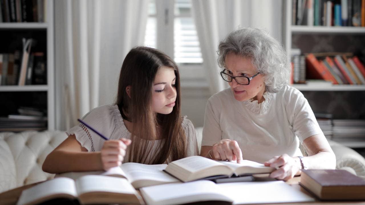 Pentingnya Literasi Keuangan pada Kaum Muda dan Para Senior