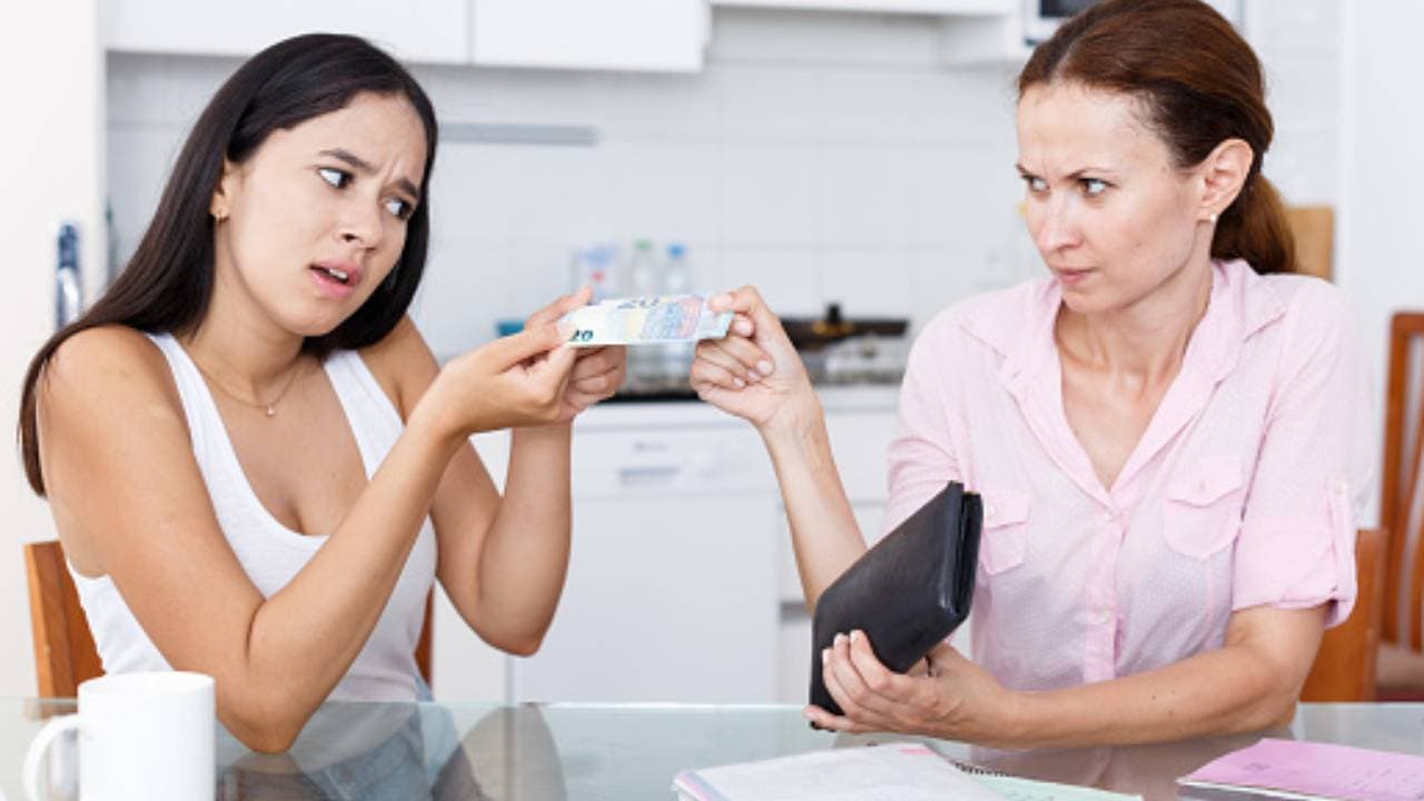 Kapan Waktu Ideal untuk Berhenti Minta Uang ke Orang Tua?