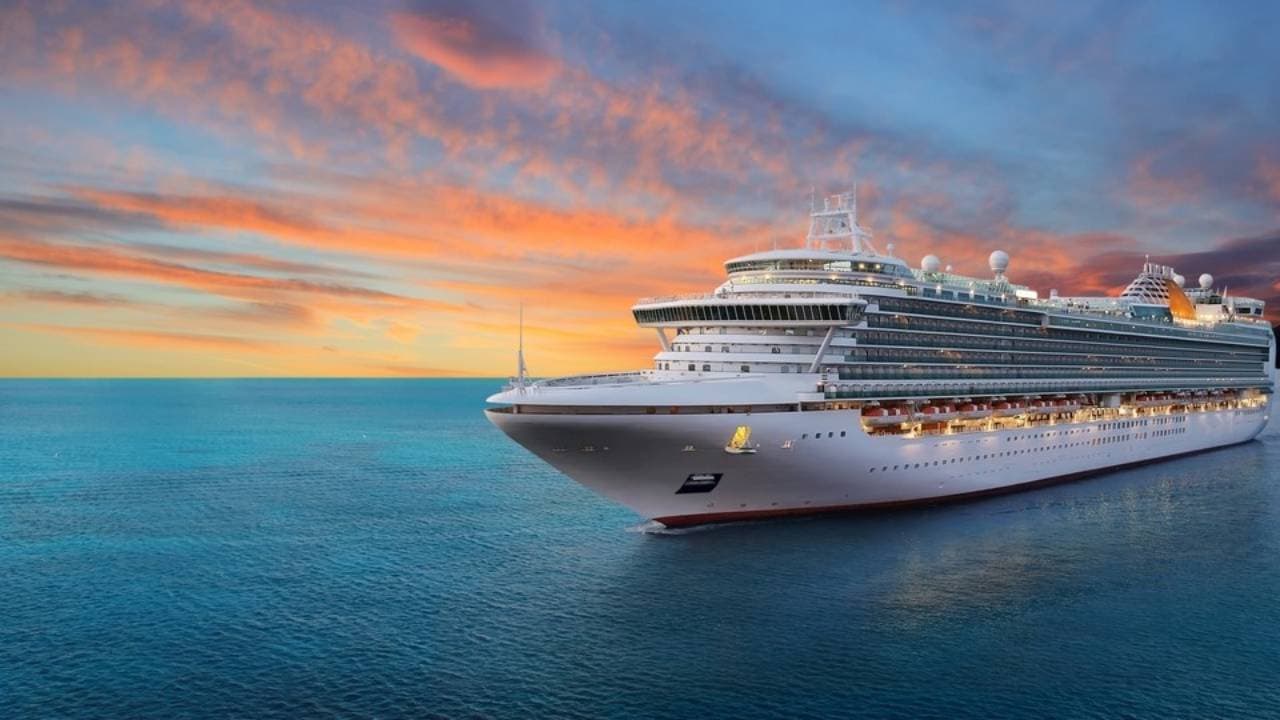 Kerja Sambil Keliling Dunia? Ini 7 Pekerjaan di Kapal Pesiar