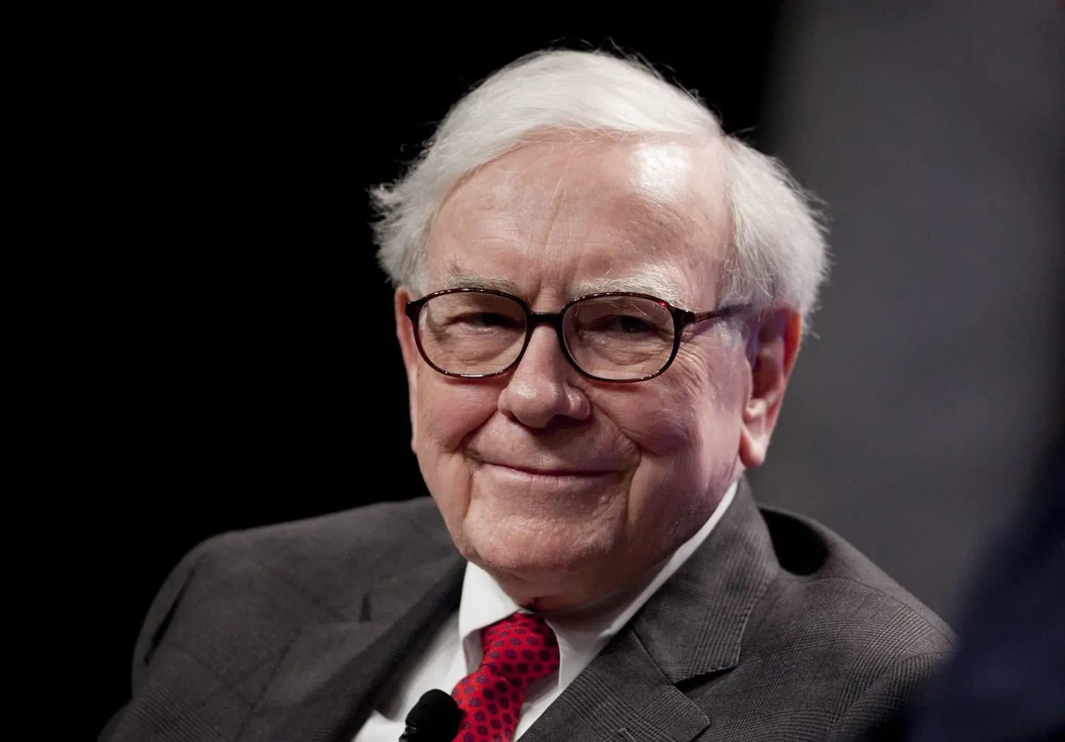Bukan Cuma Saham, Ini Alasan Warren Buffett Pilih Main Aman di Obligasi!