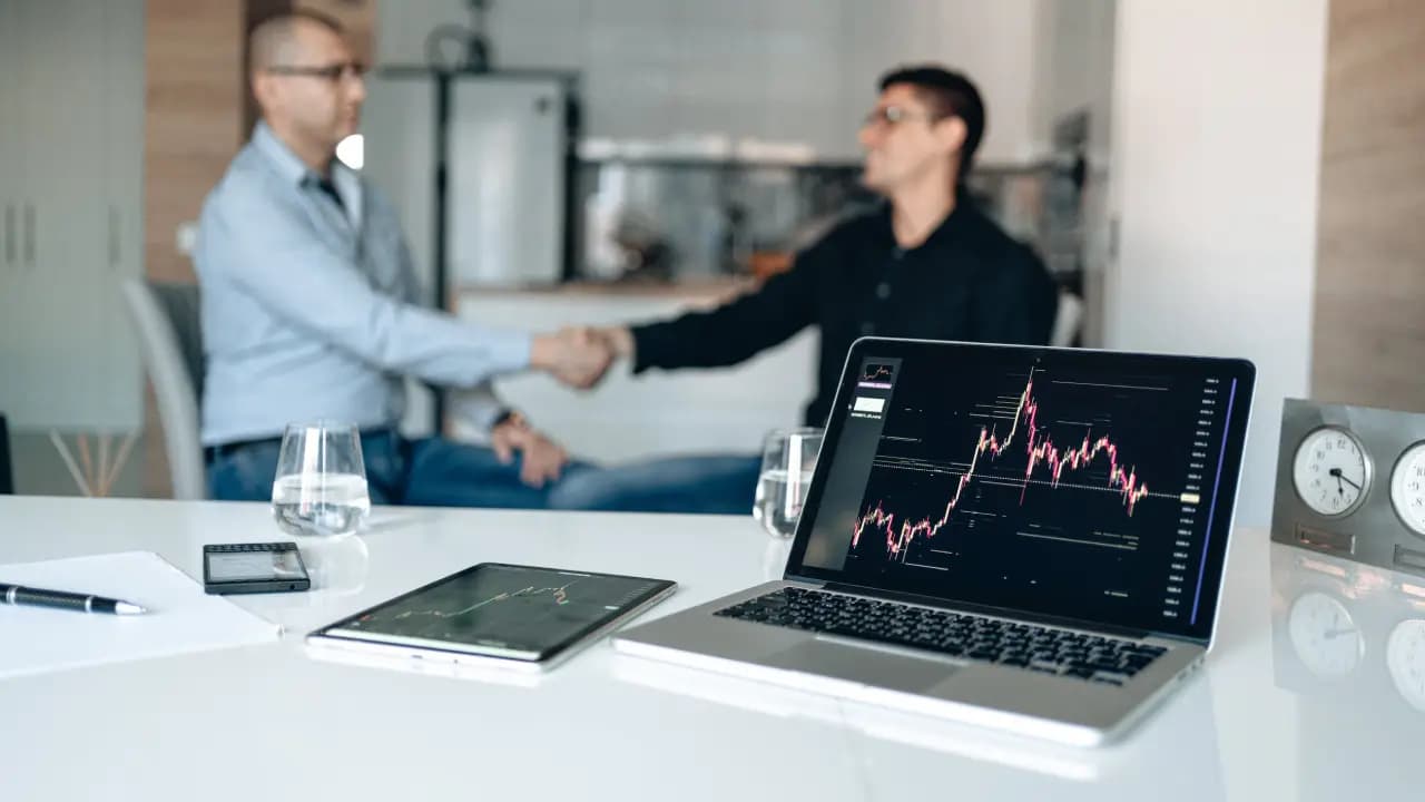 Pairs Trading: Strategi Memanfaatkan Perbedaan Harga Dua Saham untuk Mencari Peluang Trading