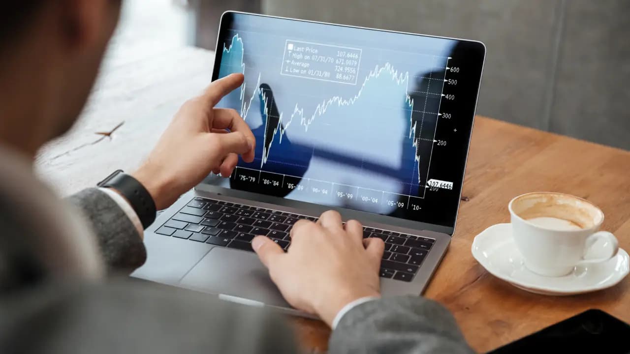 Kenapa Harga Saham Bisa Turun? Simak Penjelasannya