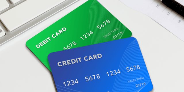 perbedaan kartu kredit dan debit